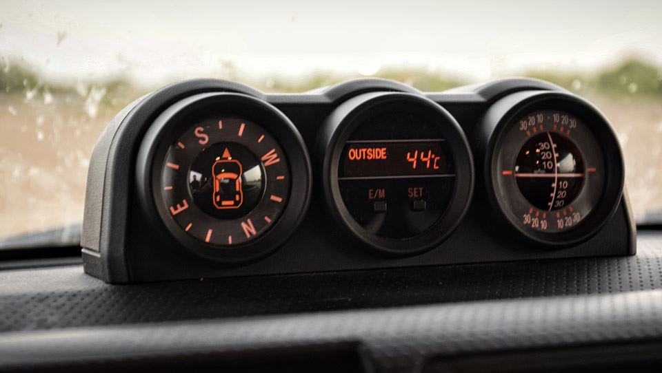 شیب سنج و قطب نما در تویوتا FJ کروزر