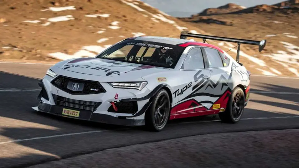 حضور آکورا TLX تايپ S در مسابقات پايکس پيک