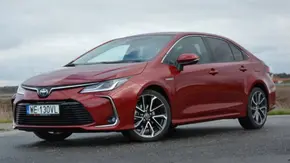 بررسی کرولا 1800 هیبرید نگین تندیس الماس