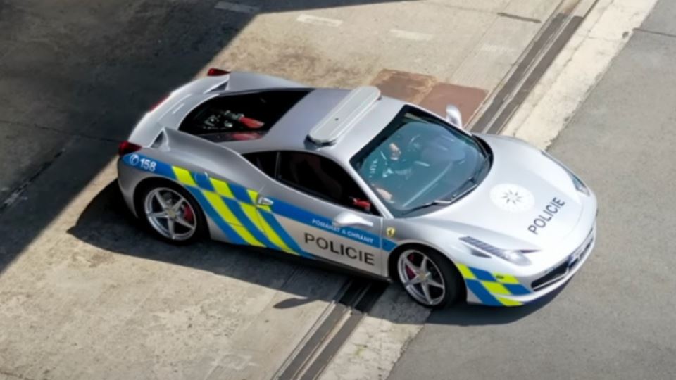 فراری 458 ایتالیا خودروی پلیس چک