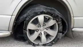 هنگام ترکیدن لاستیک چه باید کرد؟ راهنمای کامل و نکات ایمنی