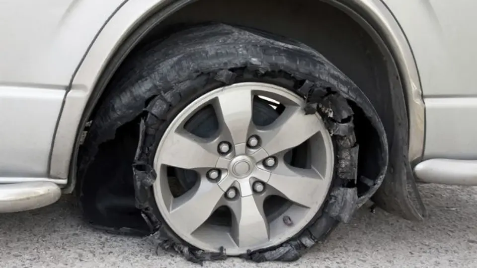 هنگام ترکيدن لاستيک چه بايد کرد؟ راهنماي کامل و نکات ايمني