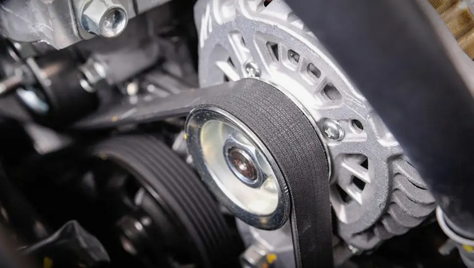 قدم دوم: تسمه‌ها و شلنگ‌ها را بررسی کنید