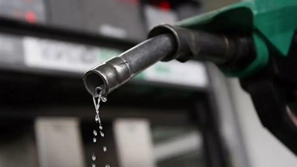 وزير نفت شايعات درباره قيمت بنزين را تکذيب نکرد!