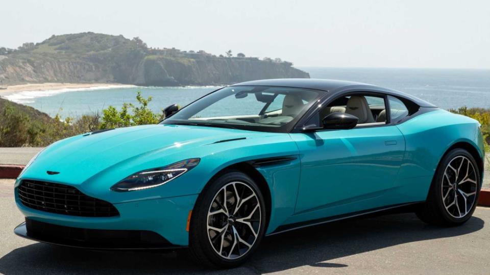 استون مارتین DB11 با رنگ پاستلی