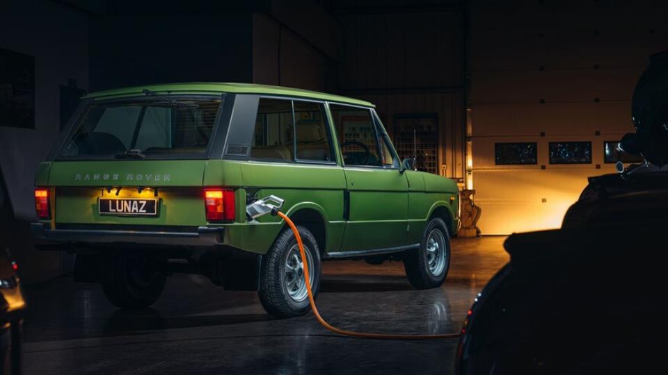 تبدیل رنجرور کلاسیک به یک خودروی برقی توسط شرکت لوناز
