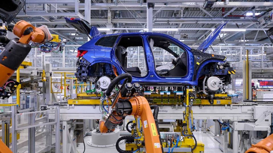 ساخت ب‌ ام‌ و iX1 با استفاده از هوش مصنوعی در خط تولید