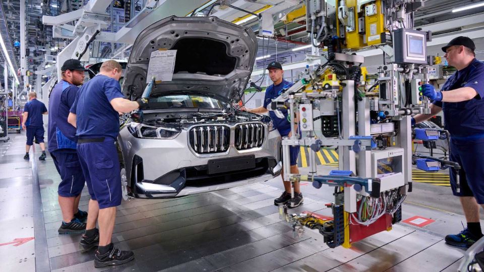 ساخت ب‌ ام‌ و iX1 با استفاده از هوش مصنوعی در خط تولید