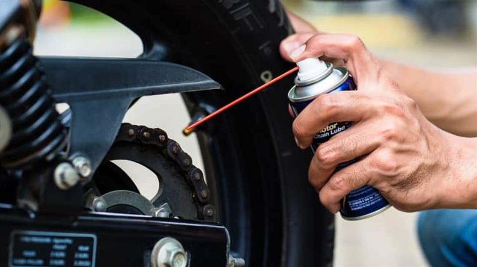 تمیز کردن زنجیر موتورسیکلت