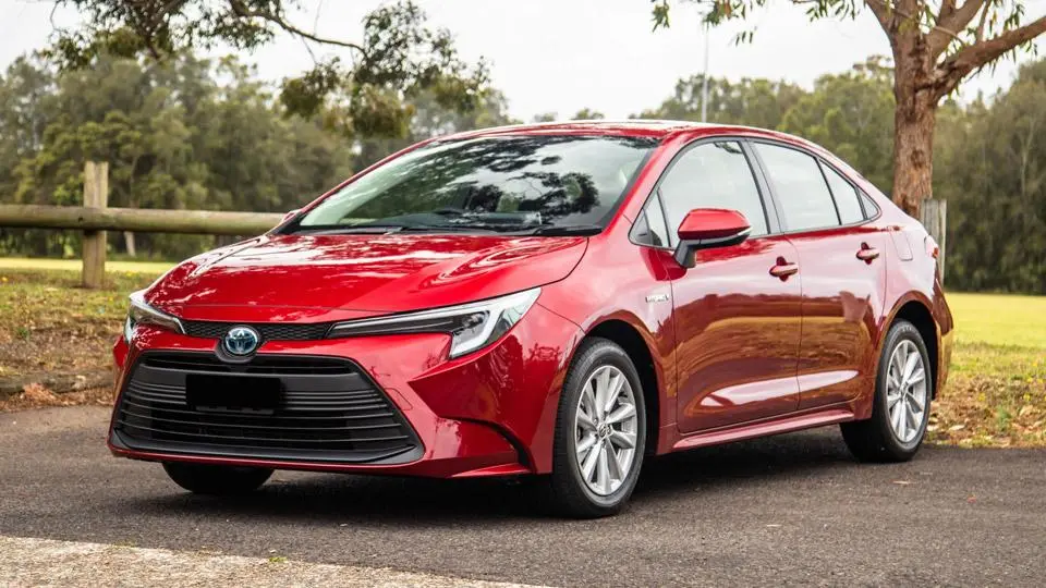 بررسي تويوتا لوين هيبريد وارداتي در ايران