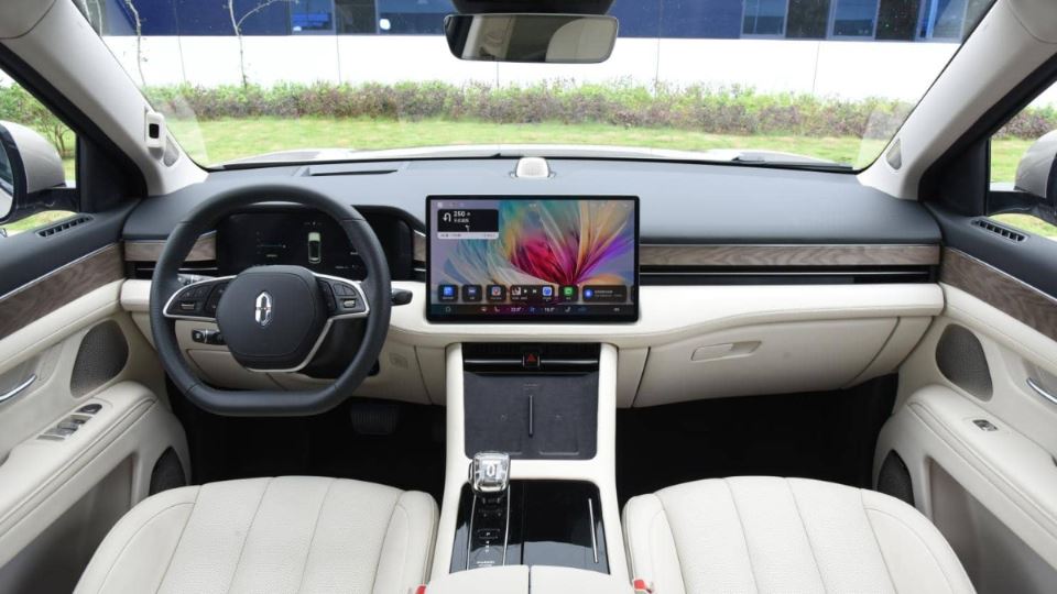 شاسی‌ بلند برقی آیتو M7