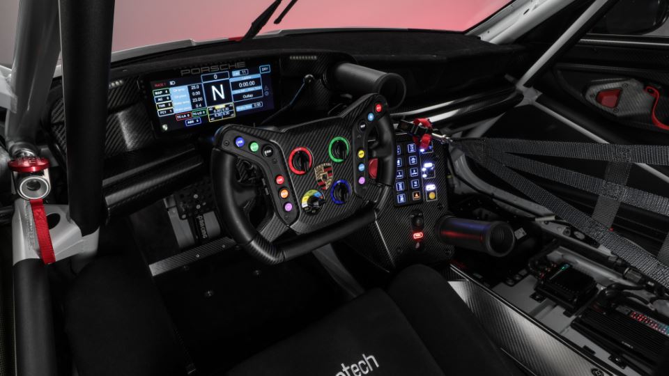 ماشین مسابقه ای پورشه 911 GT3 R