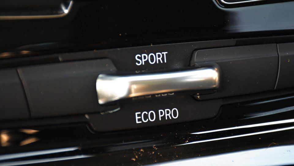 تست و بررسی ب ام و 218i اکتیوتورر