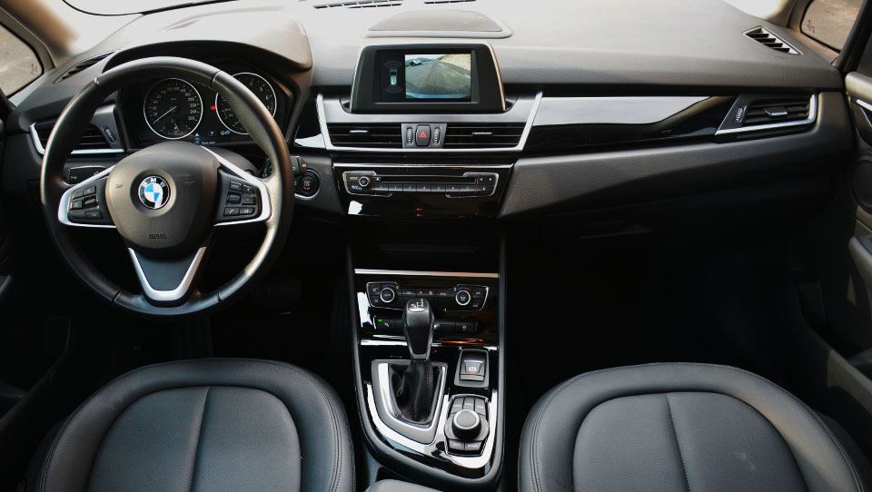 کابین و امکانات ب ام و 218i اکتیوتورر