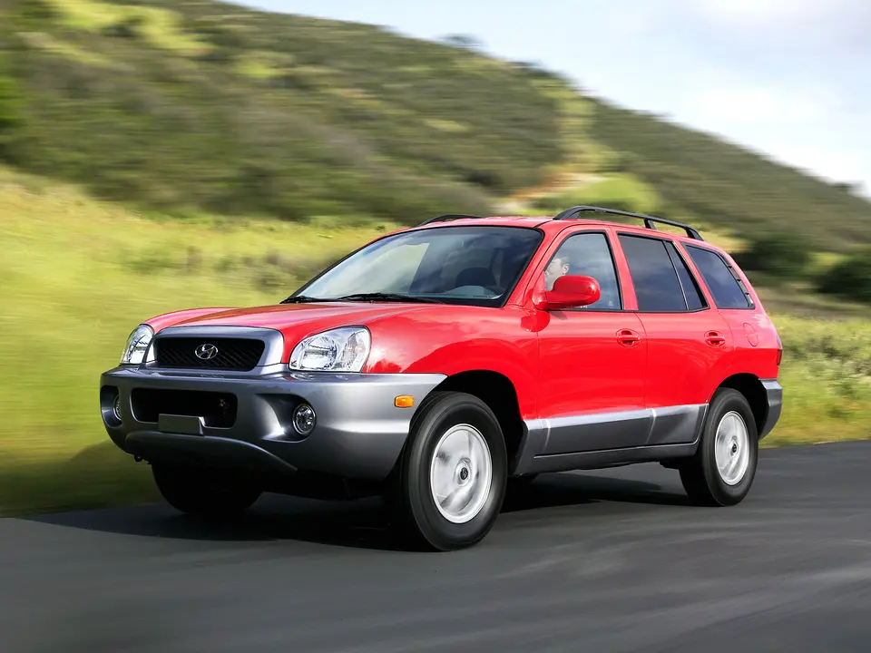 هیوندای که با گالوپر توانسته بود جای پایی برای خودش در بازار خودروهای شاسی‌بلند دست و پا کند، سعی کرد تا از اواسط دهه نود تمرکزش را روی طراحی و توسعه محصولاتی تماماً کره‌ای بگذارد. اولین شاسی‌بلند مستقل هیوندای با نام <a href="https://bama.ir/news/5255/%D8%AA%D8%A7%D8%B1%DB%8C%D8%AE%DA%86%D9%87-%D9%87%DB%8C%D9%88%D9%86%D8%AF%D8%A7%DB%8C-%D8%B3%D8%A7%D9%86%D8%AA%D8%A7%D9%81%D9%87">سانتافه</a> در سال 2000 معرفی شد. خودرویی که شاید از نظر بسیاری طراحی زیبا و عملکردی استثنایی نداشت، اما خودرویی بادوام، راحت با امکانات رفاهی مناسب و قیمتی ایده‌آل بود که به فروشی بسیار خوب دست یافت و پایه و اساس موفقیت‌های آتی این برند در سراسر جهان شد.