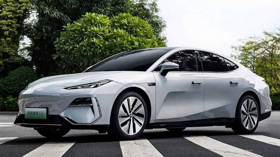 جيلي گلکسي E8