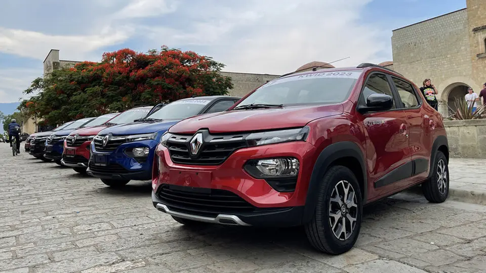 سقف دلاري براي واردات خودرو چقدر است؟