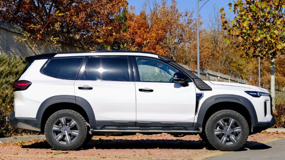 مکسوس تریتوری شاسی‌بلند آفرود دیزلی