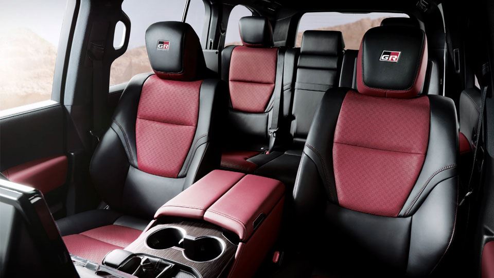 کابین تویوتا لندکروزر GR Sport