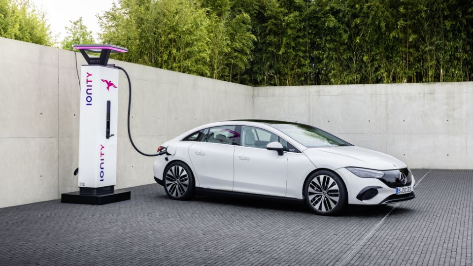 مرسدس‌بنز EQE در حال شارژ