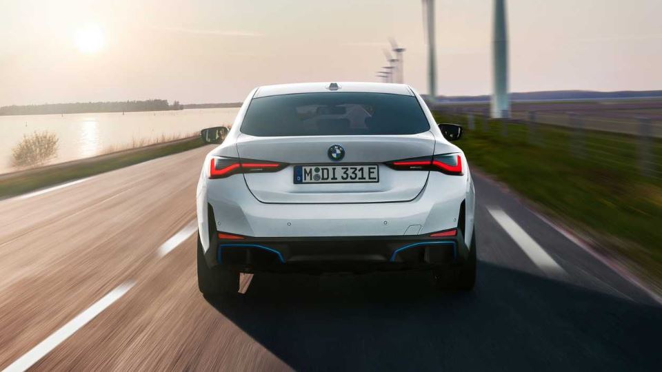 طراحی نمای عقب سدان برقی  ب‌ ام‌ و i4 eDrive35