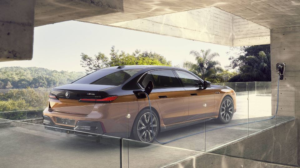 ب‌ام‌و i7 M70 xDrive