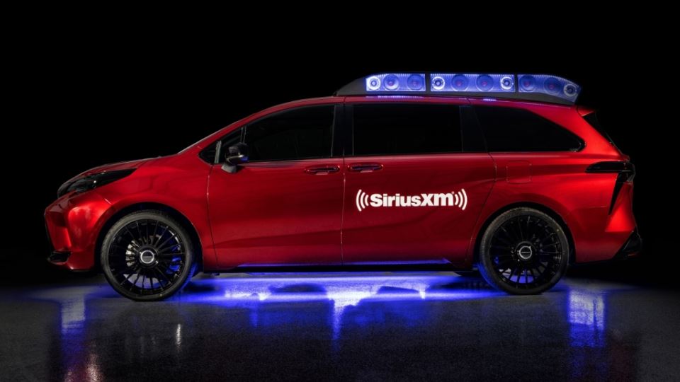 تویوتا سی‌ینا میز کار DJها