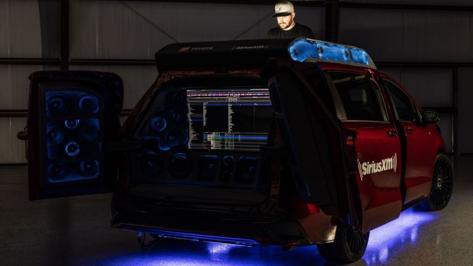 تویوتا سی‌ینا میز کار DJها