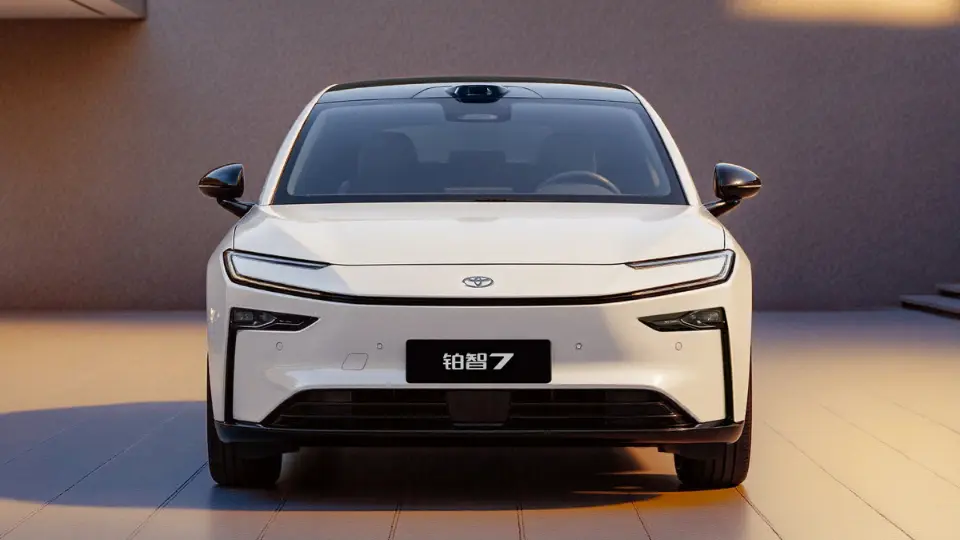 اولين تصاوير سدان برقي پرچمدار تويوتا منتشر شد