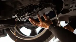 زمان تعویض روغن گیربکس؛ راهنمای کامل برای خودروهای اتومات و دستی منبع سایت باما