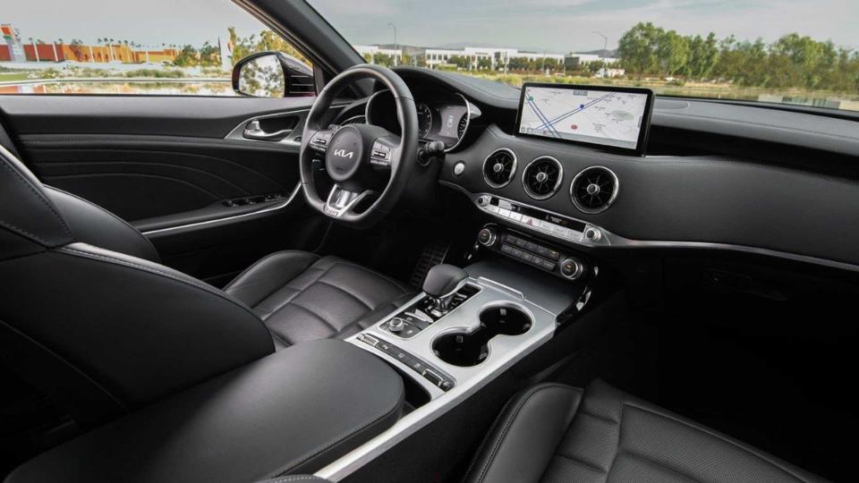 کابین کیا استینگر مدل 2022