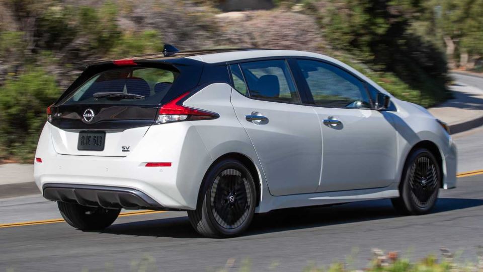 نیسان لیف 2023