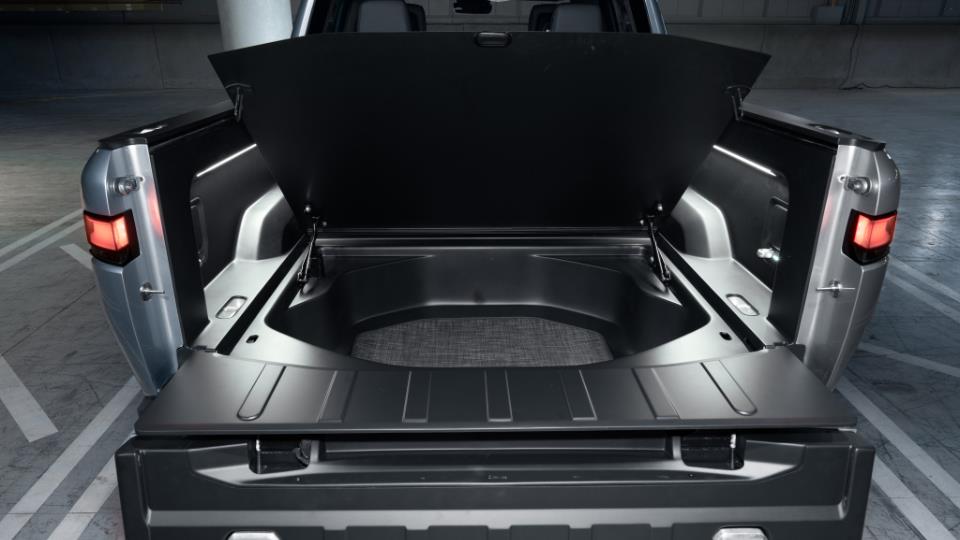 فضای بار ریویان R1T