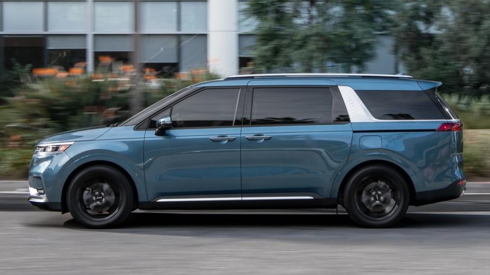 طراحی نمای کنار کیا کارنیوال مدل 2022