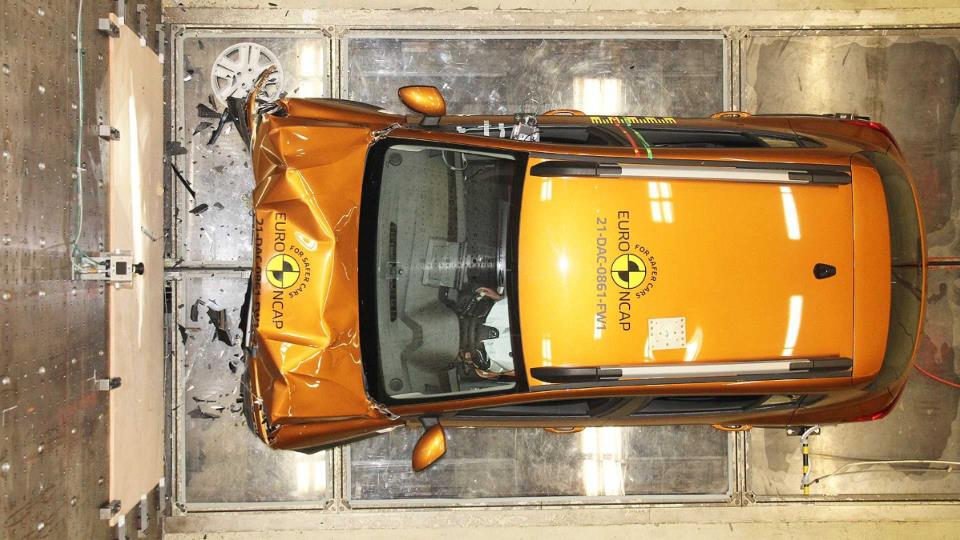 تست تصادف داچیا رنو ساندرو