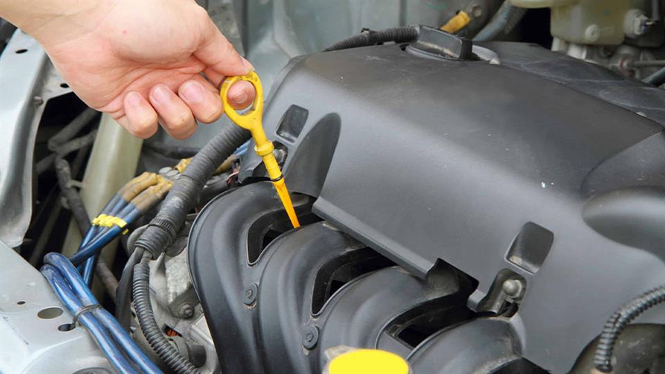 چک کردن سطح روغن موتور با گیج روغن