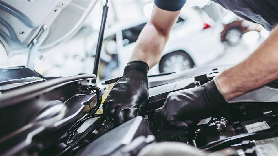 در زمان تخلیه روغن موتور از دستکش استفاده کنید