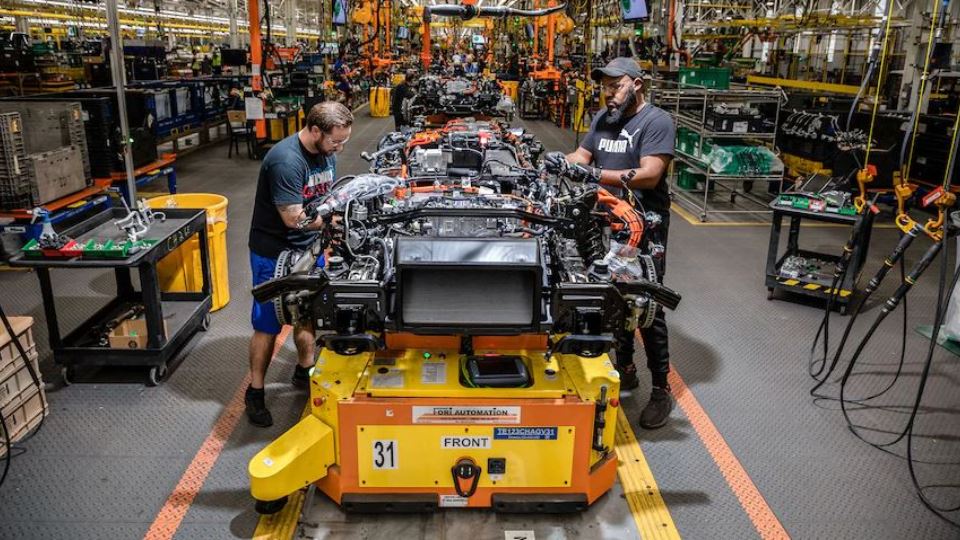 خط تولید کارخانه فورد F-150 لایتنینگ