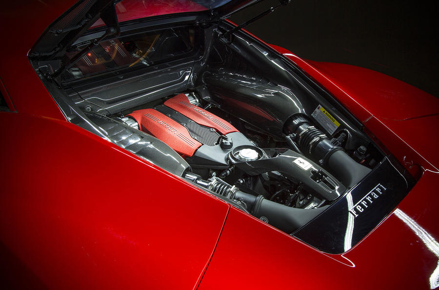 به دلیل بی‌سروصدا بودن پیشرانه‌های مدرن، در اکثر خودروهای جدید صدای پیشرانه ساختگی و مصنوعی توسط بلندگوها پخش می‌شود.