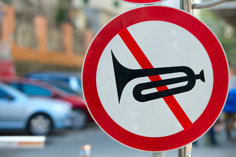 در بعضی شهرها مانند نیویورک آمریکا، بوق زدن غیر از مواقع ضروری، غیرقانونی است.