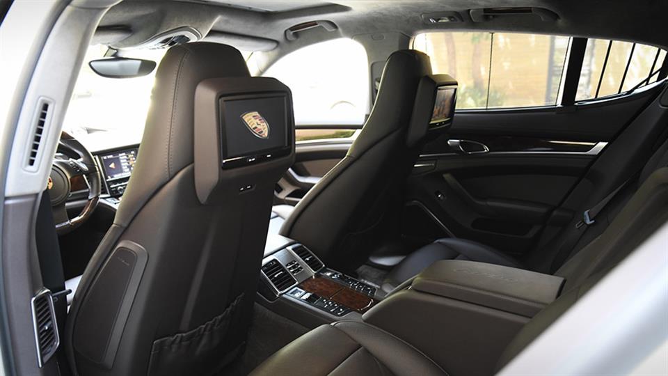ردیف عقب کابین پورشه پانامرا توربو