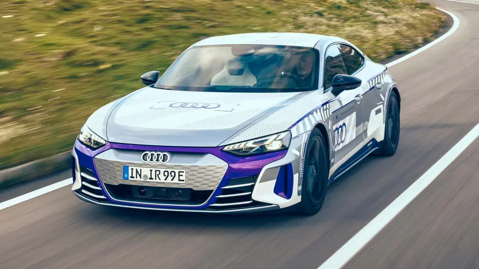 آئودي RS اي-ترون نسخه آيس ريس اديشن