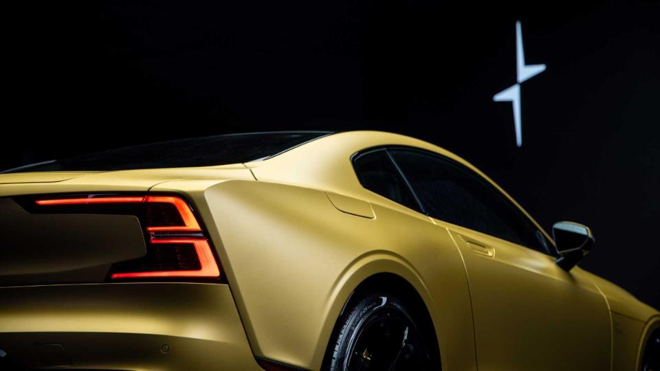 لباس طلایی بر تن پول‌استار 1