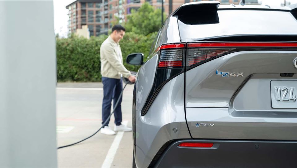 تویوتا bZ4X مدل 2024