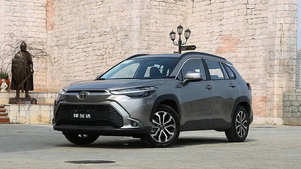 بررسي تويوتا فرانت لندر بنزيني نگين تنديس الماس