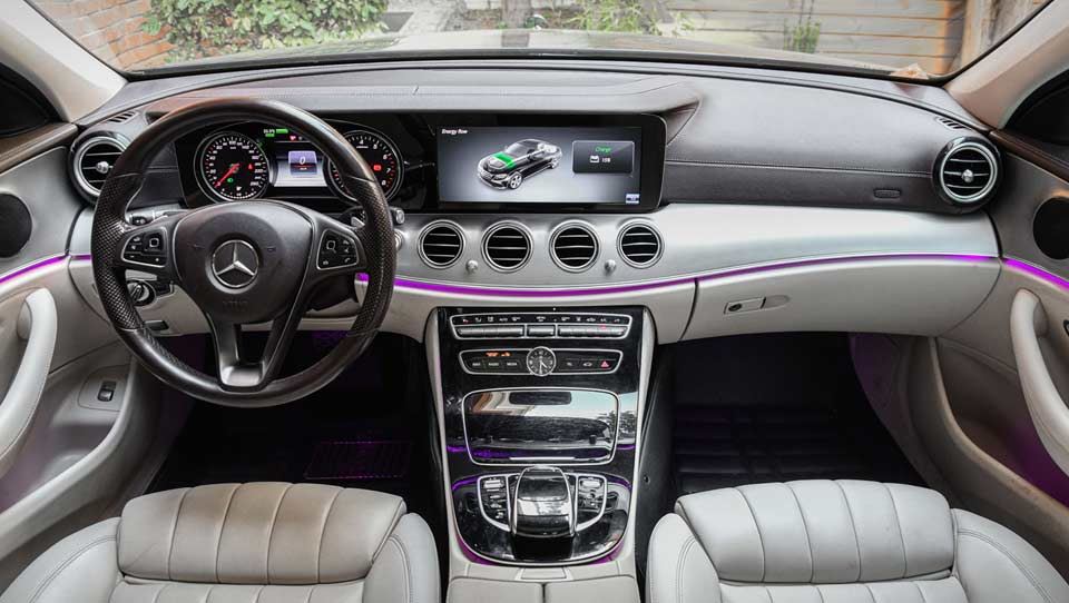 کابین مرسدس‌ بنز E350e