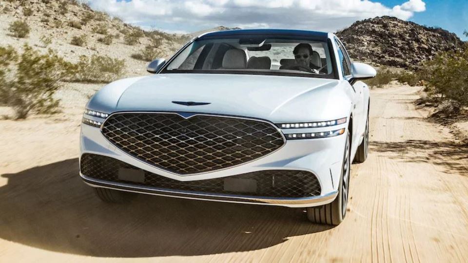 جنسیس G90 خودروی برتر  موتور ترند 2023