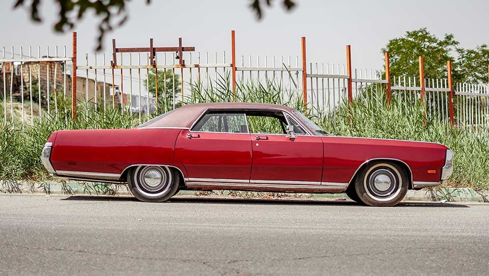 نمای بغل کرایسلر نیویورکر هاردتاپ سدان 1969 فاقد ستون B