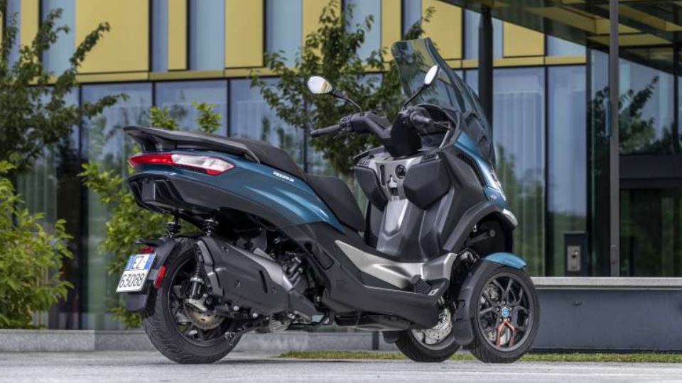 اسکوتر سه چرخ پیاجیو MP3 مدل 2022