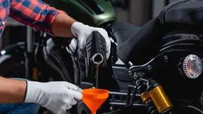 زمان و کیلومتر مناسب برای تعویض روغن موتورسیکلت منبع سایت باما